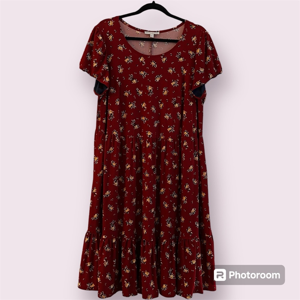 Sandra Darren 1X Maroon/Yellow Floral Print Short Sleeved Tiered Dress